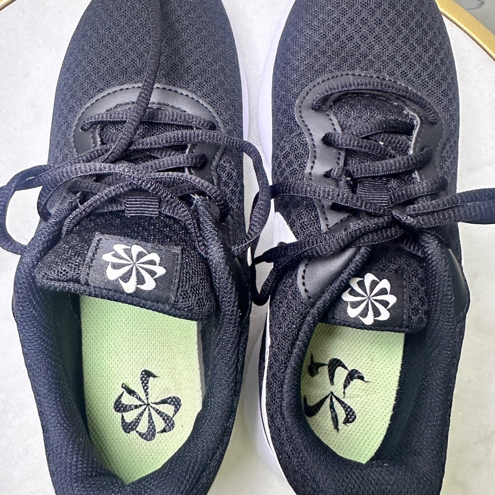 Nike Men’s or Unisex Tanjun Black and White Sneaker Shoes size 7.5 - Picture 5 of 6